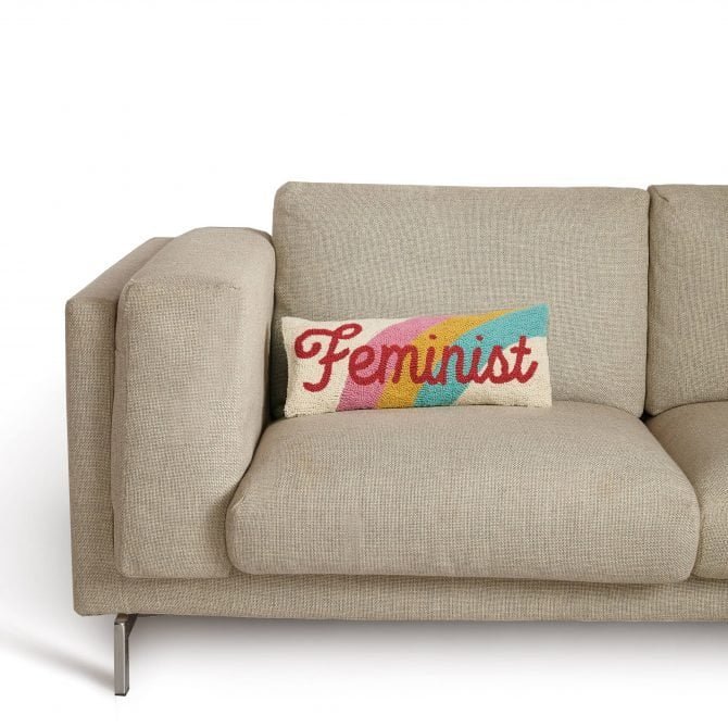 Cojin feminist en sofa